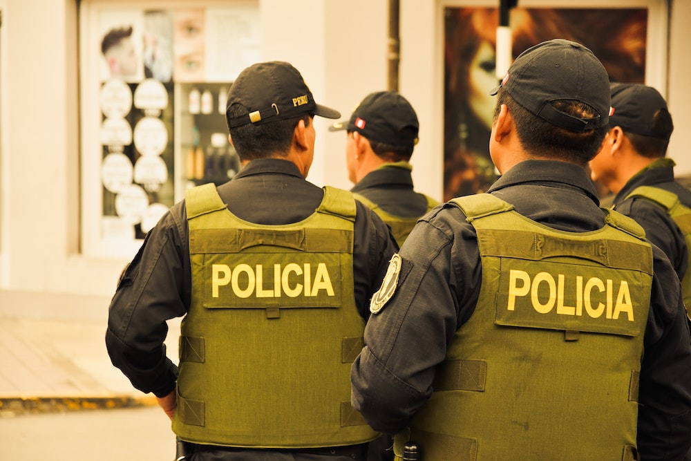Porter plainte contre la police : connaître vos droits et les démarches à suivre