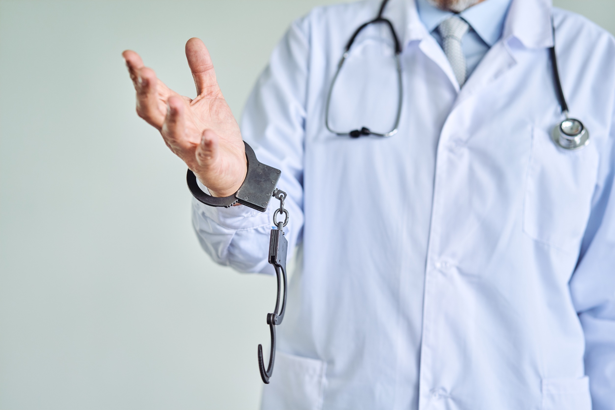 Pour quelles fautes la responsabilité civile d’un médecin peut-elle être engagée ?